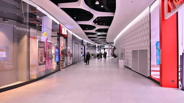 Varsóvia Polónia Março 2023 Pessoas Que Andam Num Centro Comercial — Fotografia de Stock