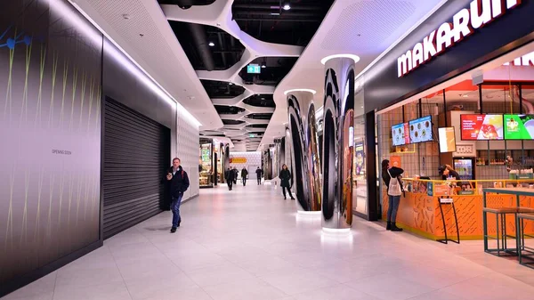ポーランドのワルシャワ 2023年3月8日 お店の前のショッピングモールを歩いている人 ショッピング通路ワルシャワハブ レストランやショップが充実しています — ストック写真