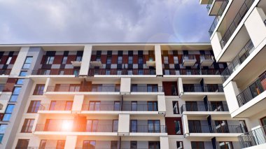 Balkonlu modern mimari bina cephesi. Yeni daireler. Çağdaş apartman.
