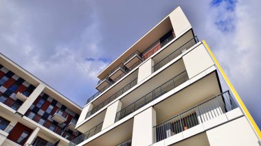 Balkonlu modern mimari bina cephesi. Yeni daireler. Çağdaş apartman.