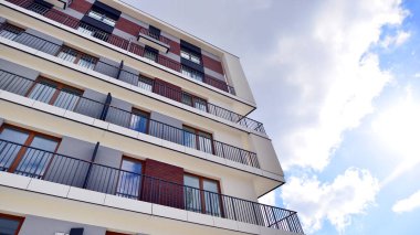 Balkonlu modern mimari bina cephesi. Yeni daireler. Çağdaş apartman.