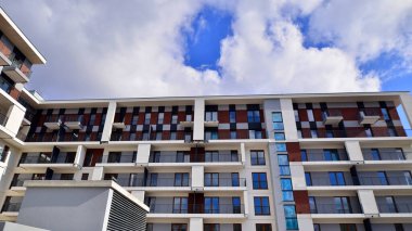 Balkonlu modern mimari bina cephesi. Yeni daireler. Çağdaş apartman.