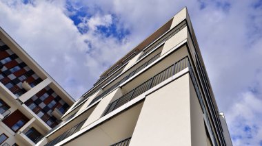 Balkonlu modern mimari bina cephesi. Yeni daireler. Çağdaş apartman.