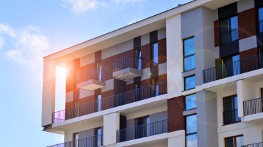 Balkonlu modern mimari bina cephesi. Yeni daireler. Çağdaş apartman.