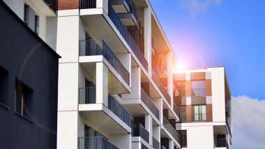 Balkonlu modern mimari bina cephesi. Yeni daireler. Çağdaş apartman.