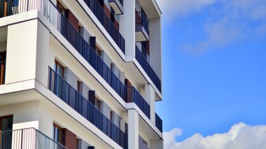 Balkonlu modern mimari bina cephesi. Yeni daireler. Çağdaş apartman.