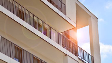 Balkonlu modern mimari bina cephesi. Yeni daireler. Çağdaş apartman.