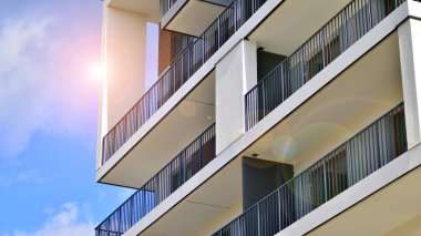 Balkonlu modern mimari bina cephesi. Yeni daireler. Çağdaş apartman.