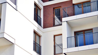 Balkonlu modern mimari bina cephesi. Yeni daireler. Çağdaş apartman.