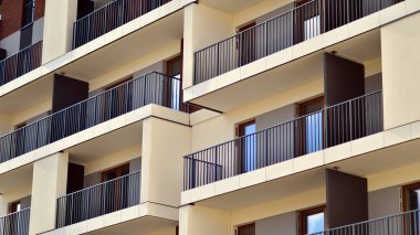 Balkonlu modern mimari bina cephesi. Yeni daireler. Çağdaş apartman.