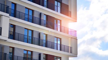 Balkonlu modern mimari bina cephesi. Yeni daireler. Çağdaş apartman.