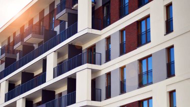 Balkonlu modern mimari bina cephesi. Yeni daireler. Çağdaş apartman.
