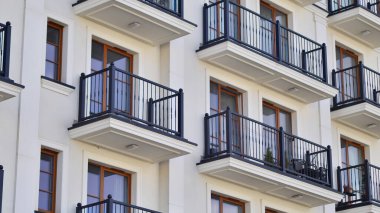Balkonlu modern mimari bina cephesi. Yeni daireler. Çağdaş apartman.