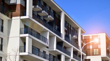 Balkonlu modern mimari bina cephesi. Yeni daireler. Çağdaş apartman.