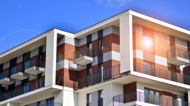 Balkonlu modern mimari bina cephesi. Yeni daireler. Çağdaş apartman.