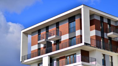 Balkonlu modern mimari bina cephesi. Yeni daireler. Çağdaş apartman.