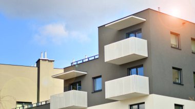 Balkonlu modern mimari bina cephesi. Yeni daireler. Çağdaş apartman.