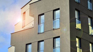 Balkonlu modern mimari bina cephesi. Yeni daireler. Çağdaş apartman.