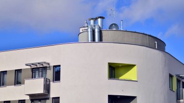 Balkonlu modern mimari bina cephesi. Yeni daireler. Çağdaş apartman.