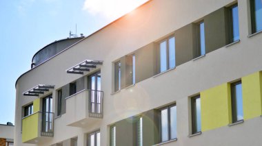 Balkonlu modern mimari bina cephesi. Yeni daireler. Çağdaş apartman.