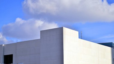 üzerinde mavi gökyüzü beyaz ofis