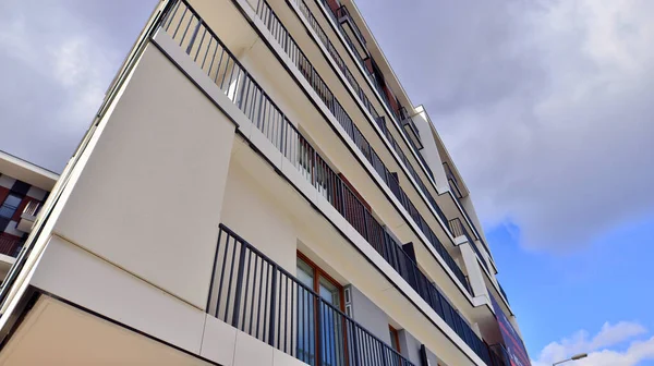 Moderne Architectuur Gevel Met Balkons Nieuwe Appartementen Eigentijds Appartementencomplex — Stockfoto