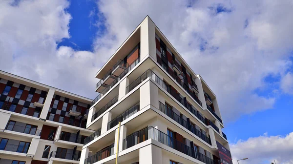 Moderne Architektur Gebäude Fassade Mit Balkonen Neue Wohnungen Zeitgemäßes Mehrfamilienhaus — Stockfoto