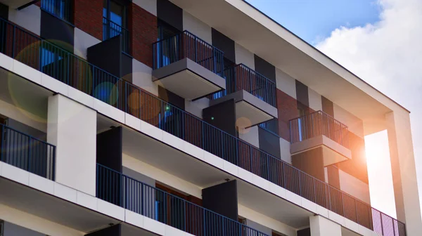 Balkonlu Modern Mimari Bina Cephesi Yeni Daireler Çağdaş Apartman — Stok fotoğraf