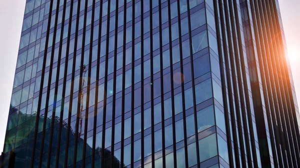 ダウンタウンの商業ビルを見上げます 青い空に対する近代的なオフィスビル 近代的なガラスの建物の窓 — ストック写真