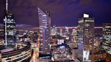 Varşova, Polonya. 14 Mart 2023. Geceleri modern gökdelenleri olan Varşova şehir merkezinin güzel mimarisi..