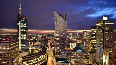 Varşova, Polonya. 14 Mart 2023. Geceleri modern gökdelenleri olan Varşova şehir merkezinin güzel mimarisi..