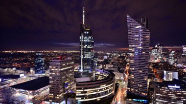 Varşova, Polonya. 14 Mart 2023. Geceleri modern gökdelenleri olan Varşova şehir merkezinin güzel mimarisi..