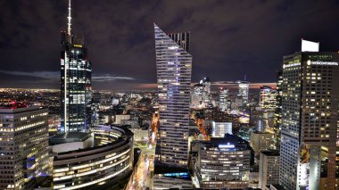 Varşova, Polonya. 14 Mart 2023. Geceleri modern gökdelenleri olan Varşova şehir merkezinin güzel mimarisi..