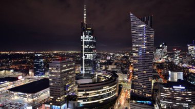 Varşova, Polonya. 14 Mart 2023. Geceleri modern gökdelenleri olan Varşova şehir merkezinin güzel mimarisi..