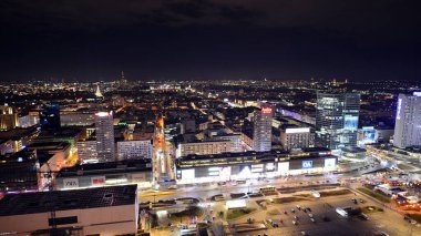 Varşova, Polonya. 14 Mart 2023. Geceleri modern gökdelenleri olan Varşova şehir merkezinin güzel mimarisi..