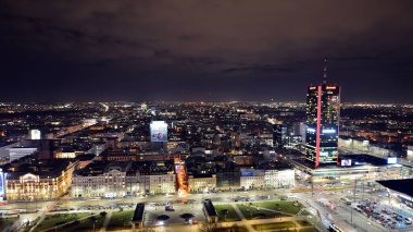 Varşova, Polonya. 14 Mart 2023. Geceleri modern gökdelenleri olan Varşova şehir merkezinin güzel mimarisi..