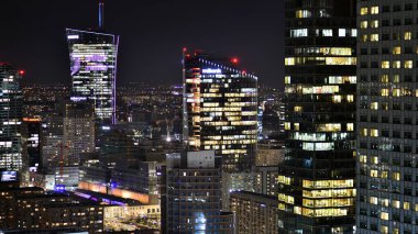 Varşova, Polonya. 14 Mart 2023. Geceleri modern gökdelenleri olan Varşova şehir merkezinin güzel mimarisi..