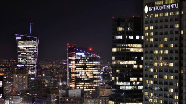 Varşova, Polonya. 14 Mart 2023. Geceleri modern gökdelenleri olan Varşova şehir merkezinin güzel mimarisi..