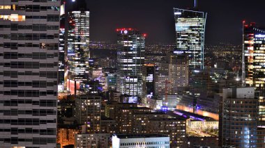 Varşova, Polonya. 14 Mart 2023. Geceleri modern gökdelenleri olan Varşova şehir merkezinin güzel mimarisi..