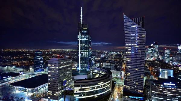 Varşova, Polonya. 14 Mart 2023. Geceleri modern gökdelenleri olan Varşova şehir merkezinin güzel mimarisi..