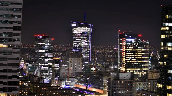 ポーランドのワルシャワ 2023年3月14日 夜は近代的な高層ビルが立ち並ぶワルシャワ市内中心部の美しい建築 — ストック写真