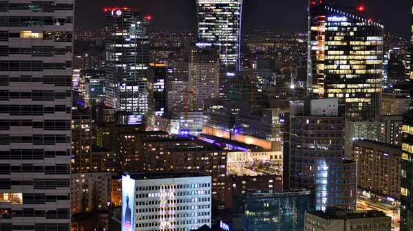 波兰华沙 2023年3月14日华沙市中心的漂亮建筑 夜间有现代摩天大楼 — 图库照片