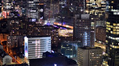 Varşova, Polonya. 14 Mart 2023. Geceleri modern gökdelenleri olan Varşova şehir merkezinin güzel mimarisi..