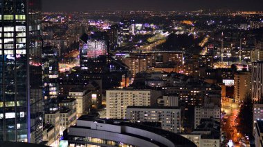 Gece camdan binalar ve modern iş gökdelenleri manzarası. Şehir merkezindeki modern gökdelenlerin ve iş binalarının manzarası. Gece büyük şehir.