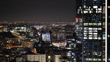 Gece camdan binalar ve modern iş gökdelenleri manzarası. Şehir merkezindeki modern gökdelenlerin ve iş binalarının manzarası. Gece büyük şehir.