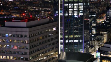 Gece camdan binalar ve modern iş gökdelenleri manzarası. Şehir merkezindeki modern gökdelenlerin ve iş binalarının manzarası. Gece büyük şehir.