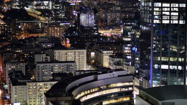 Gece camdan binalar ve modern iş gökdelenleri manzarası. Şehir merkezindeki modern gökdelenlerin ve iş binalarının manzarası. Gece büyük şehir.