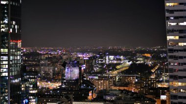 Gece camdan binalar ve modern iş gökdelenleri manzarası. Şehir merkezindeki modern gökdelenlerin ve iş binalarının manzarası. Gece büyük şehir.