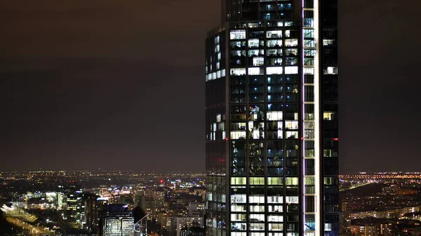 Gece camdan binalar ve modern iş gökdelenleri manzarası. Şehir merkezindeki modern gökdelenlerin ve iş binalarının manzarası. Gece büyük şehir.