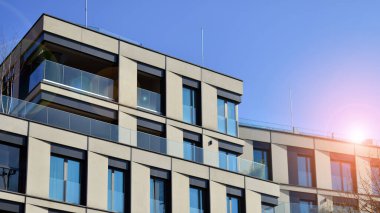 Şehir merkezinde modern inşa edilmiş gayrimenkul. Apartmanlı bina.